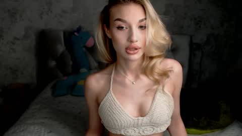 ellamilla online show from May 1, 1:58 pm