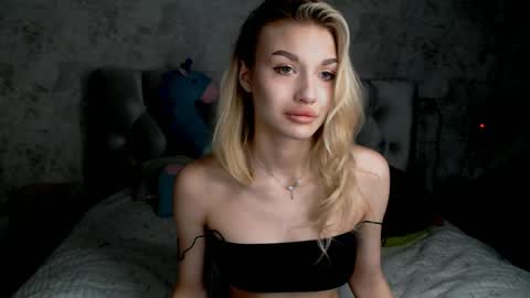 ellamilla online show from April 30, 5:40 pm