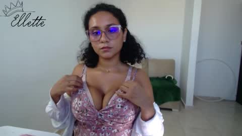 Snapshot of ellette_ chatting on February 6, 8:34 pm princess online show from February 6, 8:34 pm