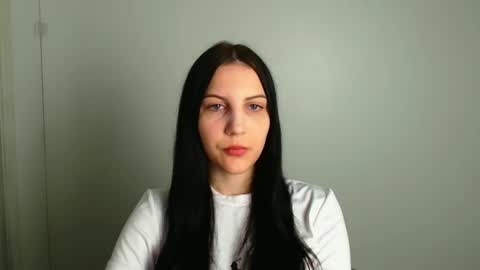 ellie_esmi online show from May 20, 12:13 pm