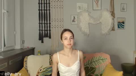 elly_ary online show from December 15, 9:42 pm