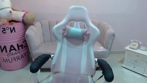 Snapshot of elody_a chatting on February 5, 3:23 am Elody online show from February 5, 3:23 am