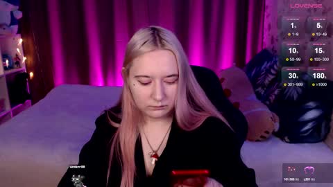 Snapshot of elovinora chatting on December 21, 8:00 pm Ela give me a thumbs up if you like it  and this is important for the development of the account online show from December 21, 8:00 pm