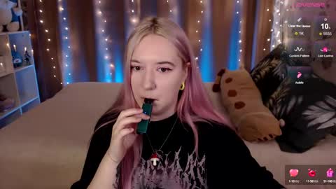 Snapshot of elovinora chatting on December 15, 7:21 pm Ela give me a thumbs up if you like it  and this is important for the development of the account online show from December 15, 7:21 pm