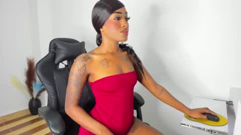 Snapshot of emattaylor chatting on December 19, 11:07 am . online show from December 19, 11:07 am