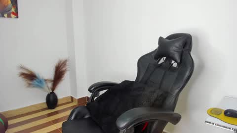 Snapshot of emattaylor chatting on December 28, 11:19 am . online show from December 28, 11:19 am