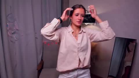 Snapshot of emelineweeman chatting on November 1, 1:43 am Emma online show from November 1, 1:43 am