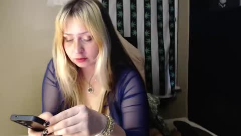 emeraldstrawberri online show from January 14, 2:55 pm