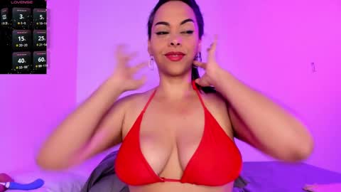 Snapshot of emiliana_bloomm chatting on October 5, 9:03 am emiliana_bloomm online show from October 5, 9:03 am