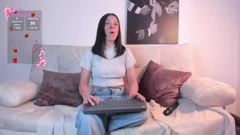 Snapshot of emilie_james chatting on March 10, 7:18 pm Emilie James online show from March 10, 7:18 pm