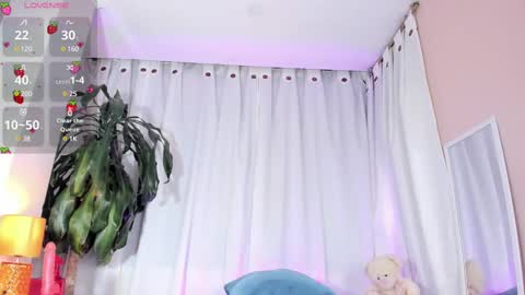 Snapshot of emilie_james chatting on February 10, 9:15 pm Emilie James online show from February 10, 9:15 pm
