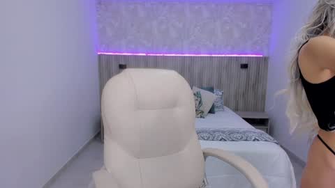 Snapshot of emilly_smith_1 chatting on February 2, 11:51 am Emily online show from February 2, 11:51 am