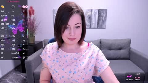 Snapshot of emily_midlton chatting on February 18, 1:55 pm Emily online show from February 18, 1:55 pm