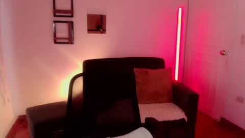 Snapshot of emily_swan_04 chatting on February 27, 4:21 pm Emily  Swan online show from February 27, 4:21 pm