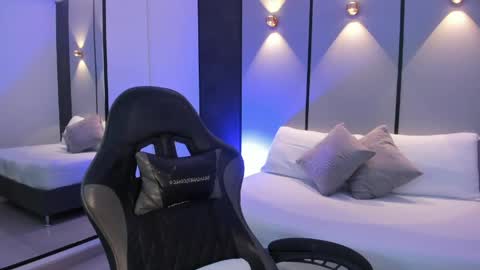 emily_tolson online show from May 4, 7:50 pm