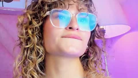 Emilyjonnes  online show from March 7, 10:28 pm