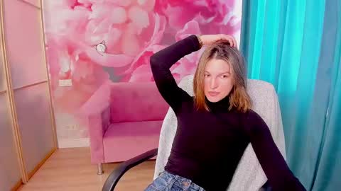 EmilyWalkers online show from February 16, 7:15 am