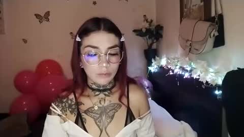 Snapshot of emilywhitee_ chatting on October 20, 2:25 am Valentina independent model online show from October 20, 2:25 am