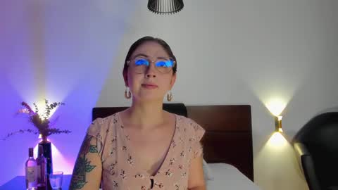 Snapshot of emilyywatson chatting on December 31, 11:42 am Emilyy Watson online show from December 31, 11:42 am