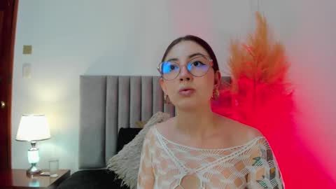 Snapshot of emilyywatson chatting on December 19, 11:39 am Emilyy Watson online show from December 19, 11:39 am