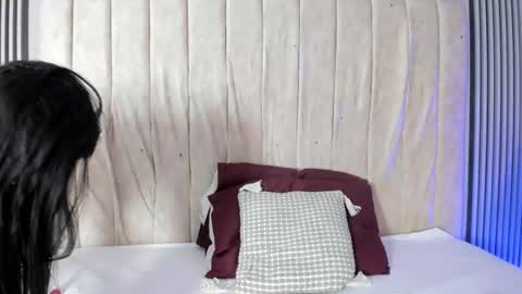 emma_and_aysha online show from August 6, 9:44 pm