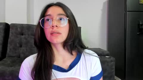 Snapshot of emma_sandovaal chatting on March 5, 4:35 am Emma online show from March 5, 4:35 am