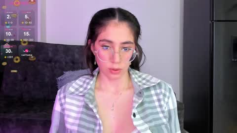 Snapshot of emma_sandovaal chatting on December 31, 3:01 am Emma online show from December 31, 3:01 am