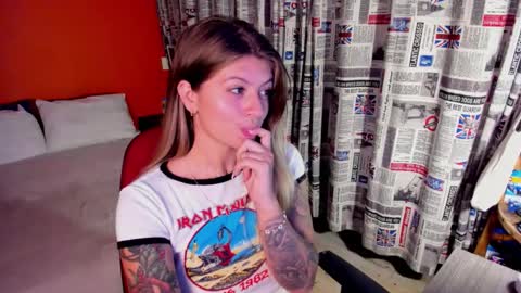 Snapshot of emmaa_hostt chatting on October 21, 10:58 pm Ema .l. online show from October 21, 10:58 pm