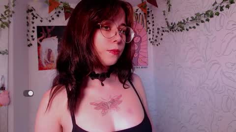 Snapshot of emmae__ chatting on October 12, 8:28 am Emma online show from October 12, 8:28 am