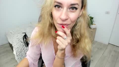 Snapshot of emmagracee chatting on October 13, 7:00 am Emma online show from October 13, 7:00 am