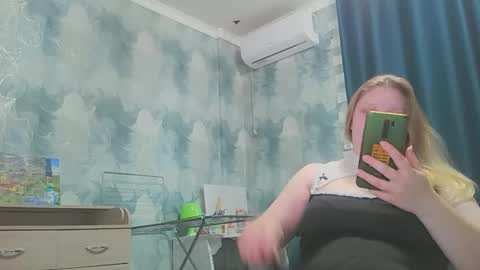 Snapshot of emmamelody944534 chatting on October 20, 10:51 am emmamelody online show from October 20, 10:51 am