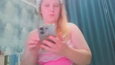 Snapshot of emmamelody944534 chatting on September 12, 12:00 am emmamelody online show from September 12, 12:00 am