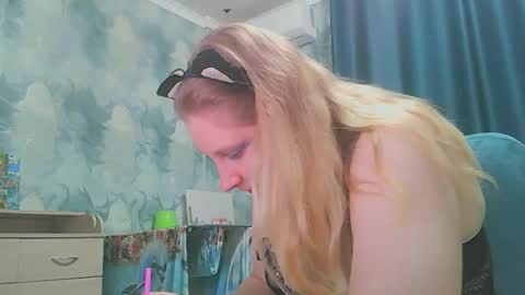 Snapshot of emmamelody944534 chatting on October 15, 7:05 pm emmamelody online show from October 15, 7:05 pm