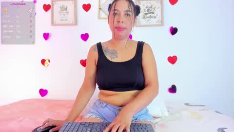 Snapshot of emmarogers_ chatting on February 20, 12:47 pm Emma Rogers online show from February 20, 12:47 pm