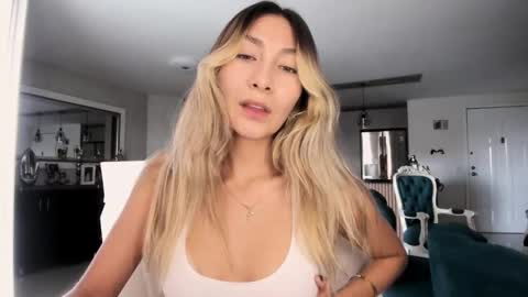 emyconneer online show from November 11, 5:54 pm