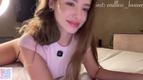 Mia online show from November 2, 8:45 pm