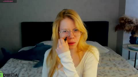 Esme Runn online show from May 20, 3:03 am