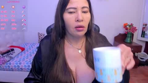 esme online show from October 12, 8:00 pm