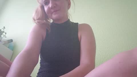 estrellawalters online show from January 1, 10:32 am