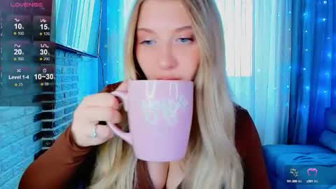 Snapshot of evacadooo chatting on October 15, 6:16 am Eva online show from October 15, 6:16 am