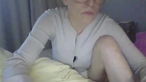 Snapshot of evaglad chatting on October 3, 4:17 am evaglad online show from October 3, 4:17 am