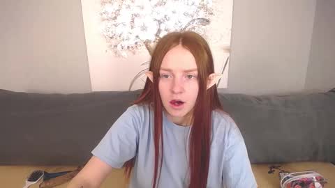 Snapshot of evarey_ chatting on October 8, 5:01 am Adelina online show from October 8, 5:01 am
