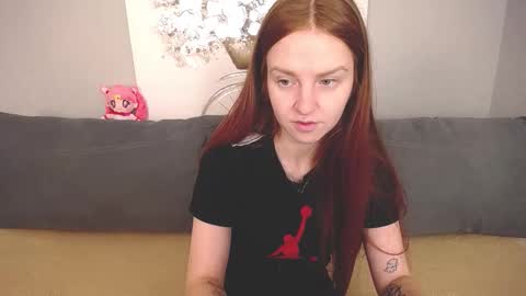 Snapshot of evarey_ chatting on October 2, 4:17 am Adelina online show from October 2, 4:17 am