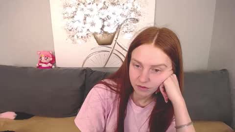 Snapshot of evarey_ chatting on October 19, 11:23 am Adelina online show from October 19, 11:23 am