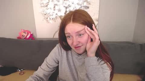 Snapshot of evarey_ chatting on October 5, 4:39 am Adelina online show from October 5, 4:39 am