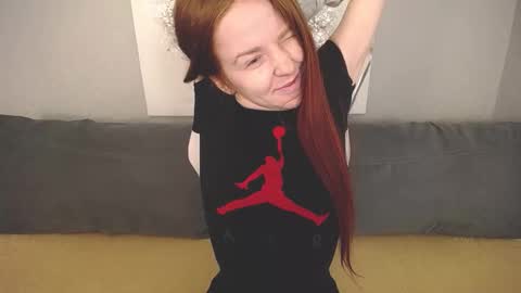 Snapshot of evarey_ chatting on September 30, 4:18 am Adelina online show from September 30, 4:18 am