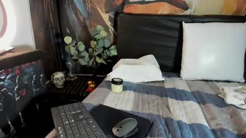 evasaenz online show from August 1, 10:12 pm