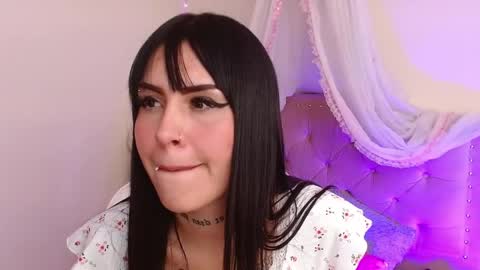 Evelyn  online show from May 8, 6:05 am