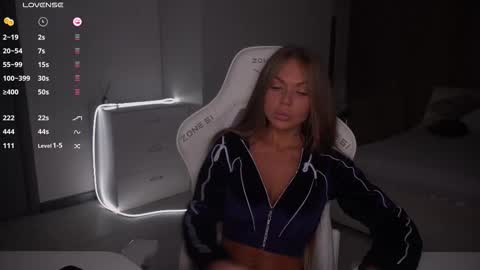 Snapshot of evelina_fox chatting on October 19, 3:03 pm Evelina online show from October 19, 3:03 pm