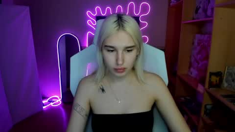 Evelina online show from May 3, 1:53 am